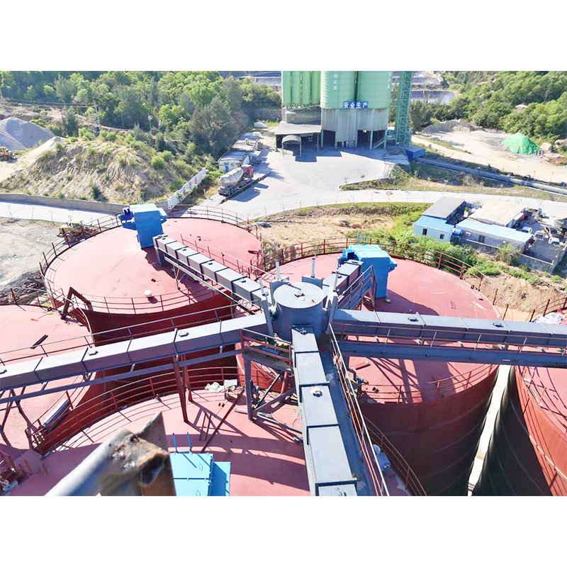 What special designs do automatic powder weighing and conveying systems employ to ensure continuous and stable feeding of powders with extremely poor flowability?